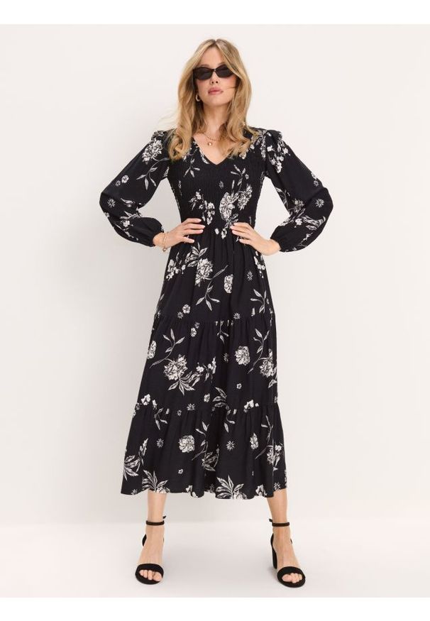 Sinsay - Wiskozowa sukienka midi z efektem stopniowania w kwiaty - wielobarwny. Materiał: wiskoza. Wzór: kwiaty. Długość: midi