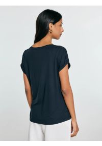 Big-Star - Koszulka damska o luźnym kroju granatowa Valeria 403. Okazja: na co dzień. Typ kołnierza: dekolt w serek. Kolor: niebieski. Materiał: dzianina, skóra, jeans, wiskoza. Styl: casual, klasyczny, elegancki #5