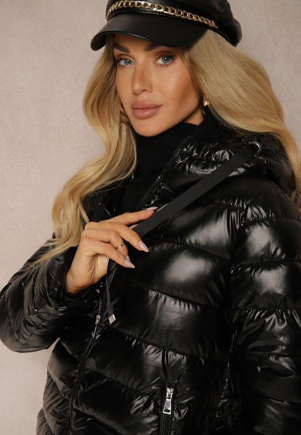 Renee - Czarna Pikowana Kurtka z Kapturem Zinilla. Okazja: na co dzień. Typ kołnierza: kaptur. Kolor: czarny. Materiał: jeans. Długość rękawa: długi rękaw. Długość: długie. Styl: elegancki, wizytowy, casual