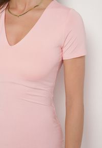 Born2be - Różowa Sukienka Dopasowana Bodycon z Dekoltem w Serek Efricene. Okazja: na co dzień. Typ kołnierza: dekolt w serek. Kolor: różowy. Materiał: jeans. Długość rękawa: krótki rękaw. Typ sukienki: bodycon. Styl: klasyczny, casual #6