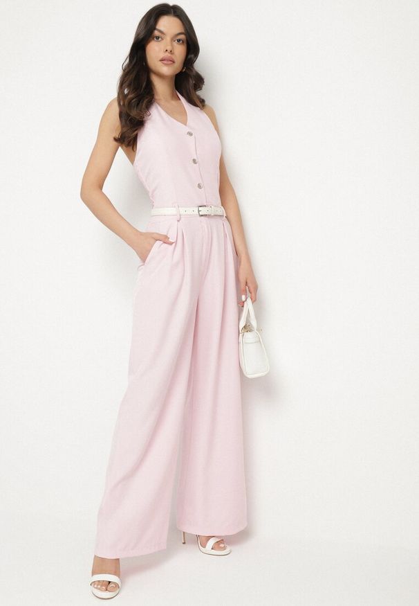 Born2be - Różowy Kombinezon na Szyję Ozdobiony Guzikami Ellidell. Okazja: na imprezę, na co dzień. Kolor: różowy. Długość: długie. Wzór: aplikacja. Styl: casual, klasyczny