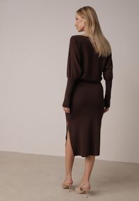 Born2be - Brązowa Dzianinowa Sukienka z Wiskozą o Nietoperzowym Kroju z Dekoltem w Łódkę Tisan. Okazja: na co dzień, na spotkanie biznesowe. Typ kołnierza: dekolt w łódkę. Kolor: brązowy. Materiał: dzianina, wiskoza. Styl: casual, biznesowy #2