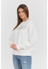 Guess - GUESS Biała damska bluza z cyrkoniami Cecilia, Rozmiar M. Okazja: na co dzień. Kolor: biały. Materiał: wiskoza, elastan, poliamid. Wzór: napisy. Styl: casual, elegancki