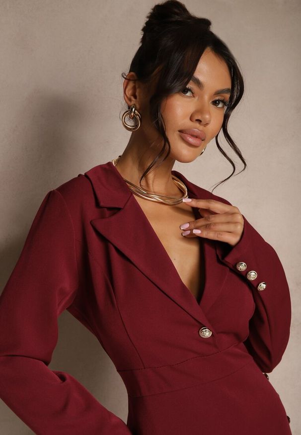 Renee - Ciemnobordowa Sukienka z Wiskozą i Kopertowym Dekoltem z Ozdobnymi Guzikami Ellanaris. Okazja: na co dzień. Kolor: czerwony. Materiał: wiskoza. Typ sukienki: kopertowe. Styl: casual