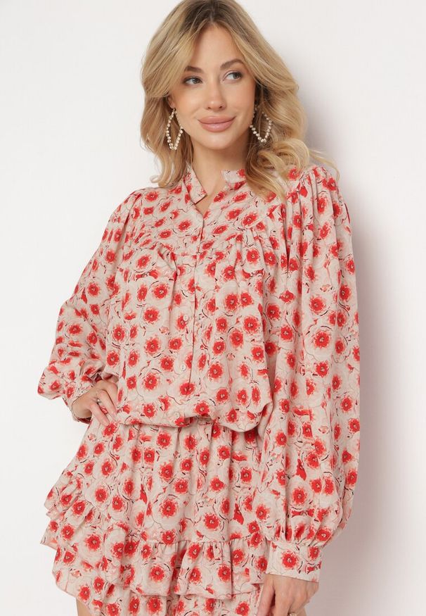 Born2be - Beżowo-Czerwona Koszula ze Stójką z Długim Rękawem Zapinana na Guziki Kannesha. Okazja: na spotkanie biznesowe. Typ kołnierza: kołnierzyk stójkowy. Kolor: beżowy. Materiał: jeans. Długość rękawa: długi rękaw. Długość: długie. Styl: biznesowy