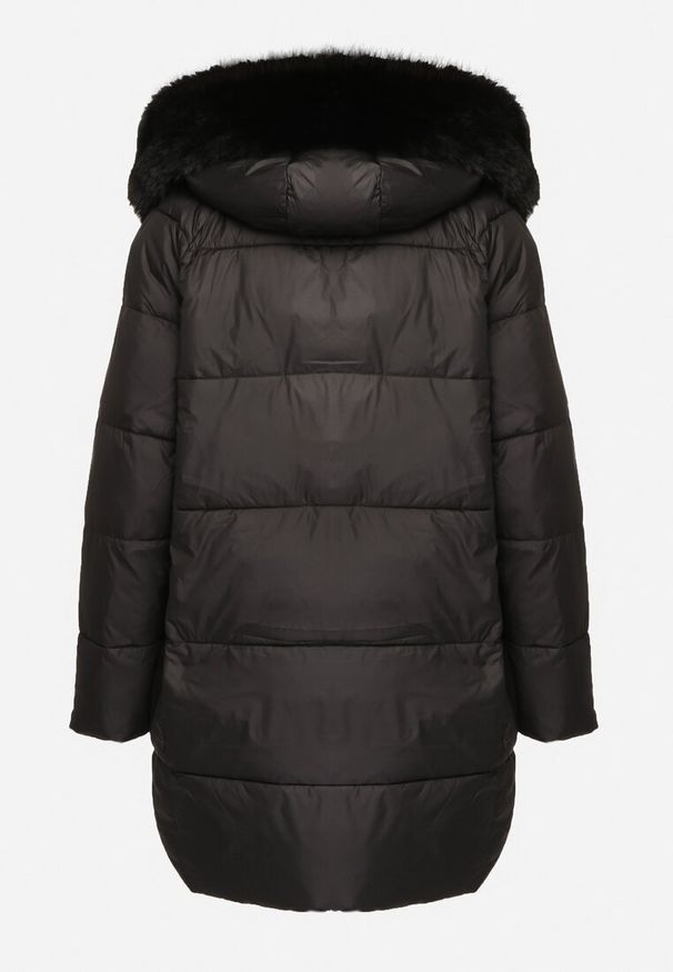 Born2be - Czarna Pikowana Kurtka o Pudełkowym Kroju z Odpinanym Futerkiem i Ozdobnym Suwakiem Hedilina. Okazja: na spacer, na co dzień. Typ kołnierza: kaptur. Kolor: czarny. Materiał: futro. Długość rękawa: długi rękaw. Długość: długie. Styl: casual, elegancki