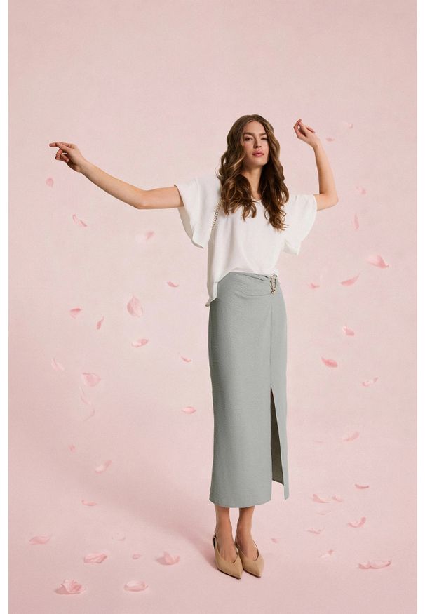 MOODO - Spódnica z rozcięciem oliwkowa. Kolor: oliwkowy. Materiał: poliester