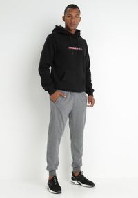 Born2be - Ciemnoszare Spodnie Dresowe Joggery Analía. Kolor: szary. Materiał: dresówka. Styl: sportowy