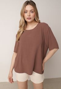 Born2be - Brązowy Minimalistyczny T-shirt z Teksturowanej Tkaniny z Bawełną Shinost. Okazja: na co dzień, do pracy. Kolekcja: plus size. Kolor: brązowy. Materiał: tkanina, bawełna. Styl: casual #4