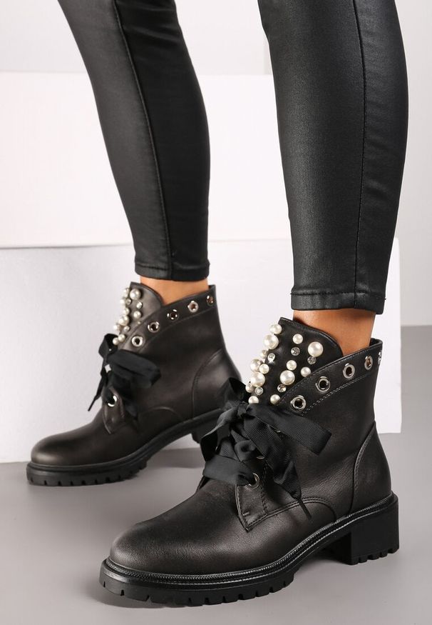 Renee - Srebrne Botki z Ozdobnymi Sznurówkami Perłami i Cyrkoniami Jovilda. Okazja: na co dzień. Kolor: srebrny. Materiał: skóra, jeans. Wzór: aplikacja. Obcas: na obcasie. Styl: casual, rockowy. Wysokość obcasa: średni