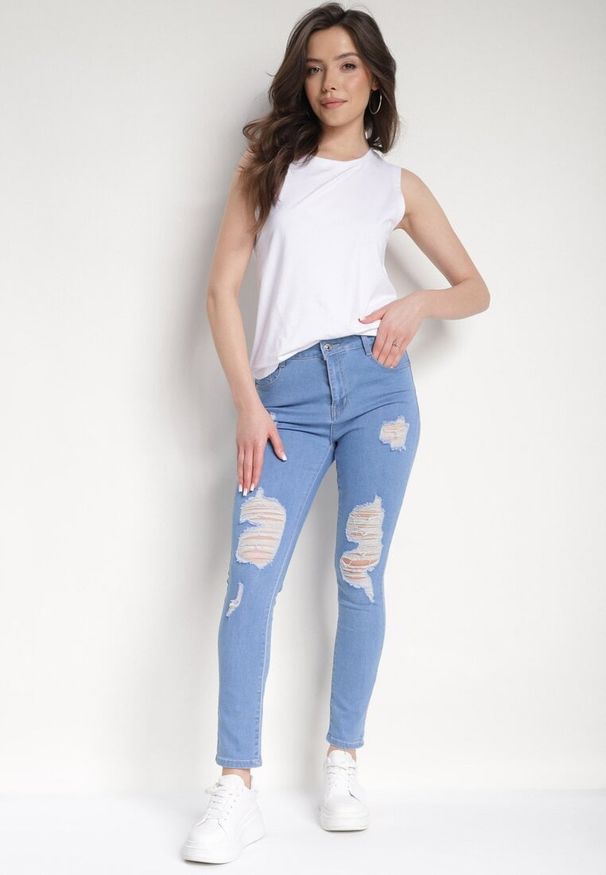 Born2be - Niebieskie Dopasowane Jeansy Push-Up z Przetarciami i Regularnym Stanem Delosia. Okazja: na spotkanie biznesowe, do pracy. Kolor: niebieski. Styl: elegancki, biznesowy, klasyczny