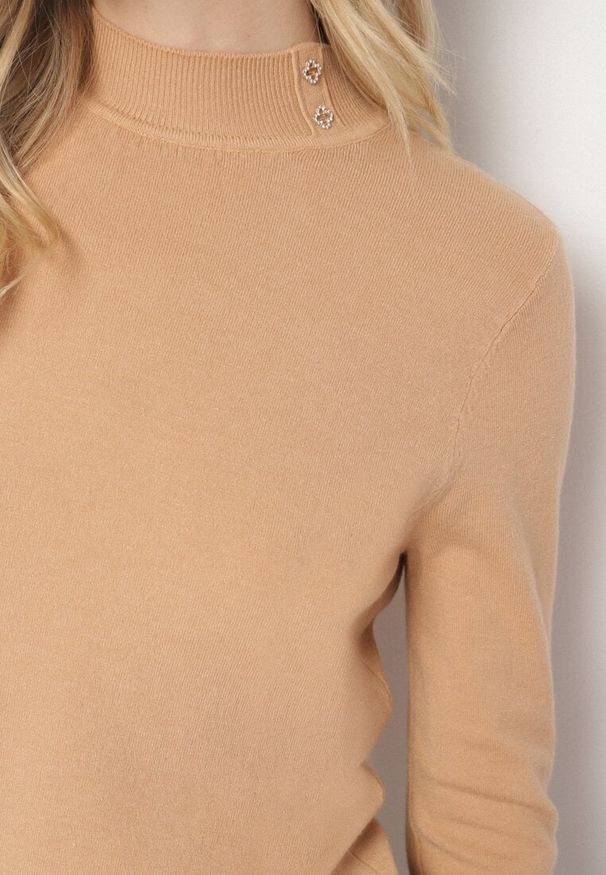 Born2be - Ciemnobeżowy Dopasowany Golf z Aplikacjami przy Dekolcie i Rękawach Unella. Typ kołnierza: golf. Kolor: beżowy. Materiał: jeans. Wzór: aplikacja. Styl: elegancki