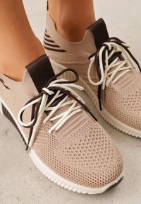 Born2be - Ciemnobeżowe Sneakersy z Podwójnym Sznurowaniem Fontarin. Nosek buta: okrągły. Kolor: beżowy. Materiał: materiał. Obcas: na obcasie. Wysokość obcasa: niski #4