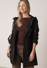 Born2be - Czarna Przejściowa Kurtka Parka z Kapturem i Podwijanymi Rękawami Tinarose. Okazja: na spacer, na co dzień. Typ kołnierza: kaptur. Kolor: czarny. Materiał: jeans, dresówka. Styl: casual #4