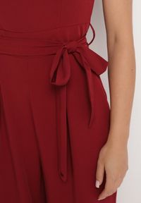 Born2be - Bordowy Taliowany Kombinezon z Paskiem Wiązaniem i Odkrytymi Plecami Malurea. Okazja: na imprezę, na co dzień. Kolor: czerwony. Materiał: jeans. Sezon: lato. Styl: casual #2