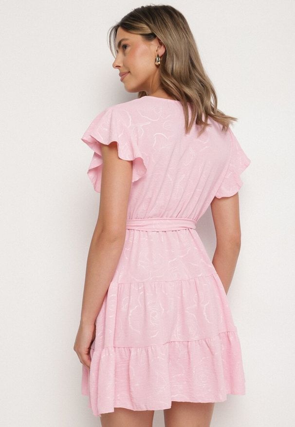 Born2be - Różowa Kopertowa Sukienka Ozdobiona Falbanami i Paskiem Liliessa. Okazja: na co dzień. Typ kołnierza: dekolt w kształcie V. Kolor: różowy. Wzór: aplikacja. Typ sukienki: kopertowe. Styl: klasyczny, casual, elegancki