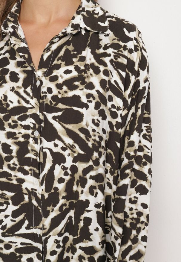 Born2be - Ciemnobeżowa Wiskozowa Koszula z Lnem Ozdobiona Geometrycznym Wzorem Emirelae. Okazja: na spotkanie biznesowe. Typ kołnierza: dekolt w kształcie V. Kolor: beżowy. Materiał: wiskoza, len. Długość rękawa: długi rękaw. Długość: długie. Wzór: geometria, aplikacja. Styl: klasyczny, biznesowy