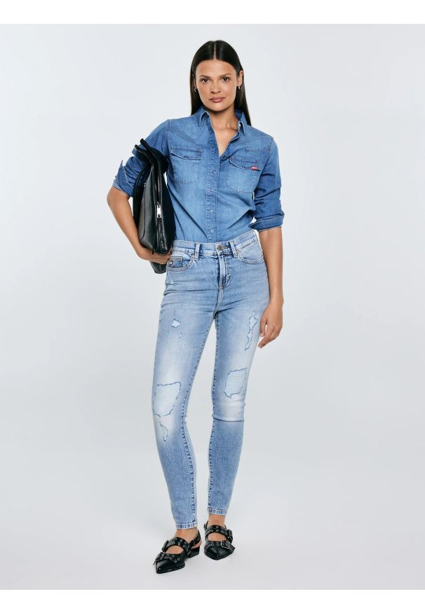 Big-Star - Jeansy damskie z wysokim stanem z przetarciami jasnoniebieskie Adela High Waist 156. Okazja: na co dzień. Stan: podwyższony. Kolor: niebieski. Styl: elegancki, casual