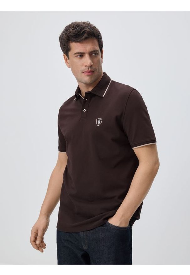 Reserved - Koszulka polo regular fit - ciemnobrązowy. Typ kołnierza: polo. Kolor: brązowy. Materiał: dzianina, bawełna
