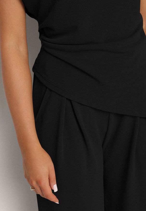 Born2be - Czarny Komplet Bluzka z Zaznaczonymi Ramionami i Spodnie Szerokie na Gumce Divaires. Kolor: czarny