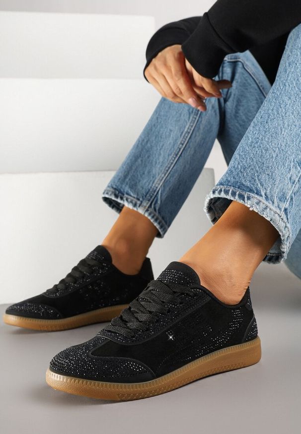 Renee - Czarne Sneakersy Tenisówki Ozdobione Cyrkoniami Amoiona. Okazja: na co dzień. Zapięcie: sznurówki. Kolor: czarny. Materiał: jeans. Wzór: aplikacja. Obcas: na płaskiej podeszwie