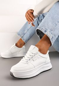 Renee - Białe Płaskie Wiązane Sneakersy z Ozdobną Podeszwą Storia. Nosek buta: okrągły. Kolor: biały. Materiał: jeans. Wzór: aplikacja #3