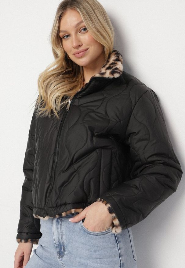 Born2be - Czarna Pikowana Kurtka Dwustronna ze Stójką i Ściągaczem z Futerkiem w Panterkę Cesila. Okazja: na co dzień. Typ kołnierza: kołnierzyk stójkowy. Kolor: czarny. Materiał: futro. Długość rękawa: długi rękaw. Długość: długie. Wzór: motyw zwierzęcy. Styl: casual, klasyczny