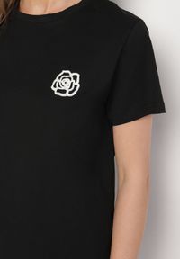 Born2be - Czarny T-shirt z Bawełny Ozdobiony Naszywką Firolee. Okazja: na co dzień. Kolor: czarny. Materiał: bawełna. Wzór: aplikacja. Styl: casual #4