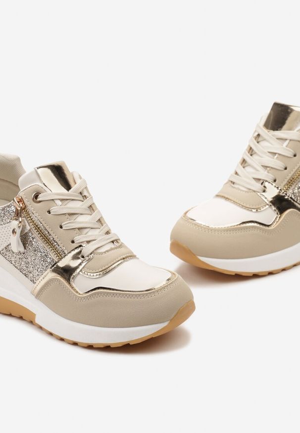 Renee - Beżowo-Złote Sneakersy na Niewysokim Koturnie Ozdobione Suwakiem i Wstawkami Liorrama. Nosek buta: okrągły. Zapięcie: sznurówki. Kolor: beżowy. Materiał: materiał. Wzór: aplikacja. Obcas: na koturnie. Wysokość obcasa: średni