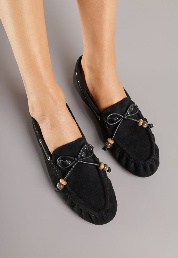Renee - Czarne Mokasyny Ozdobione Kokardą Koralikami i Przeszyciami Clanrunner. Kolor: czarny. Wzór: aplikacja. Styl: elegancki