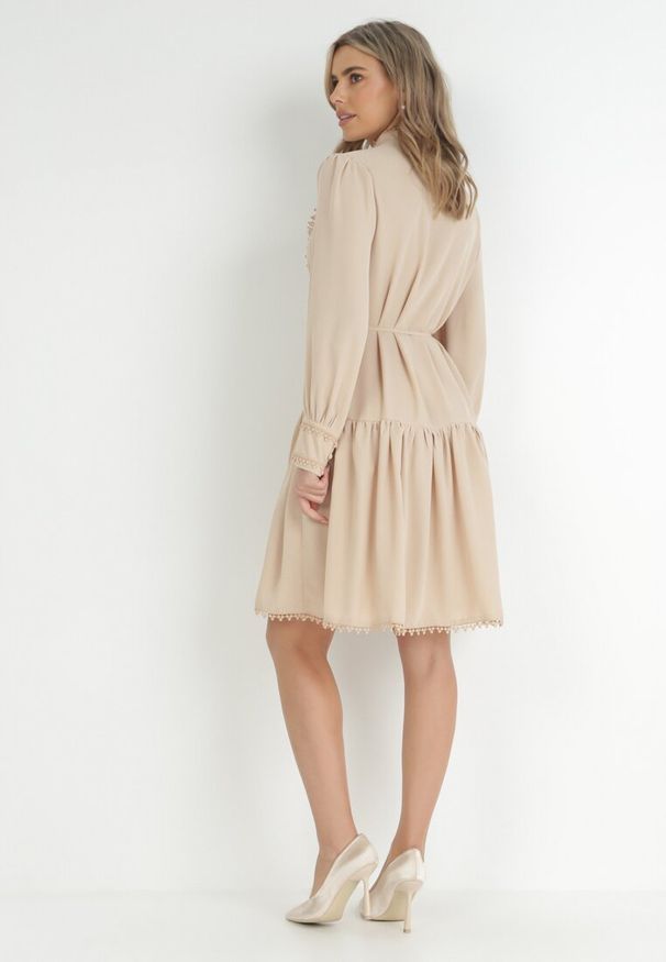 Born2be - Jasnobeżowa Sukienka ze Stójką i Koronkowymi Lamówkami Zelna. Typ kołnierza: kołnierzyk stójkowy. Kolor: beżowy. Materiał: koronka. Typ sukienki: koszulowe. Styl: retro. Długość: midi