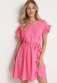 Born2be - Fuksjowa Sukienka Ozdobiona Falbankami i Paskiem Izulira. Typ kołnierza: kołnierz z falbankami. Kolor: różowy. Wzór: aplikacja. Styl: elegancki #1