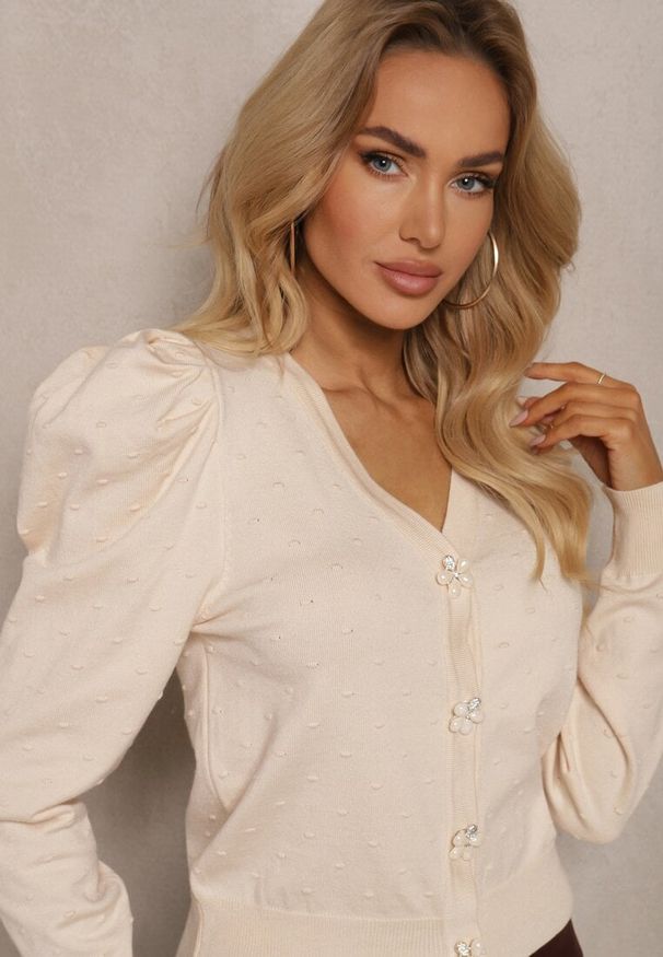 Renee - Beżowy Rozpinany Kardigan z Wiskozą Ozdobiony Guzikami Kwiatkami Enarine. Okazja: na co dzień. Kolor: beżowy. Materiał: wiskoza. Wzór: kwiaty, aplikacja. Styl: elegancki, casual