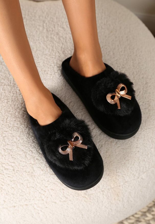 Renee - Czarne Kapcie na Płaskiej Podeszwie z Kokardą Lerilina. Okazja: na co dzień, do domu. Kolor: czarny. Obcas: na płaskiej podeszwie. Styl: casual, elegancki