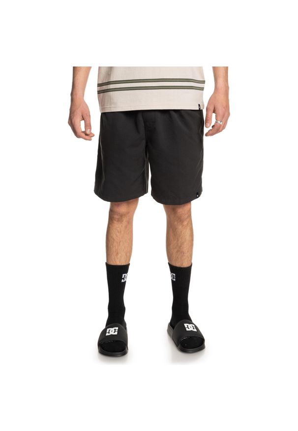 DC Shoes - Spodenki z elastyczną talią STRYKER 18" Mężczyźni. Kolor: brązowy, zielony, wielokolorowy. Materiał: poliester, materiał. Długość: krótkie. Sezon: lato