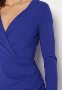 Born2be - Granatowa Sukienka Mini z Kopertowym Dekoltem i Marszczeniami Hiacinta. Typ kołnierza: dekolt kopertowy. Kolor: niebieski. Typ sukienki: kopertowe. Styl: elegancki. Długość: mini #2