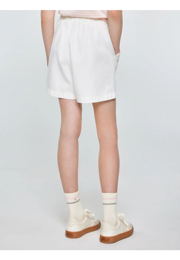 Big-Star - Szorty dziewczęce białe Polenasi 100. Okazja: na spacer. Kolor: biały. Materiał: bawełna. Długość: krótkie. Wzór: kolorowy. Sezon: lato. Styl: wakacyjny