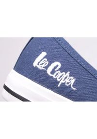 Trampki Lee Cooper LCW-23-31-1789L niebieskie. Kolor: niebieski. Materiał: materiał, tkanina, syntetyk. Szerokość cholewki: normalna. Sezon: wiosna, lato. Styl: sportowy