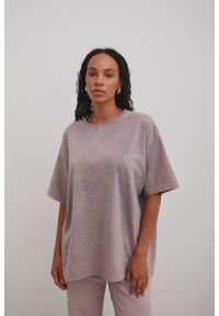 Marsala - Tshirt typu oversize w kolorze FADED GREY - THORNE. Materiał: dzianina, bawełna, elastan. Wzór: haft. Styl: klasyczny, elegancki #1