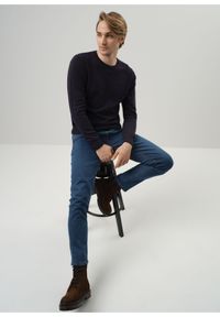 Ochnik - Granatowy sweter męski basic. Okazja: na co dzień. Kolor: niebieski. Materiał: bawełna. Długość: długie. Styl: casual