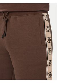 Guess Szorty sportowe Z4RD04 KB3P2 Brązowy ciemny Regular Fit. Kolor: brązowy. Materiał: bawełna. Styl: sportowy #2