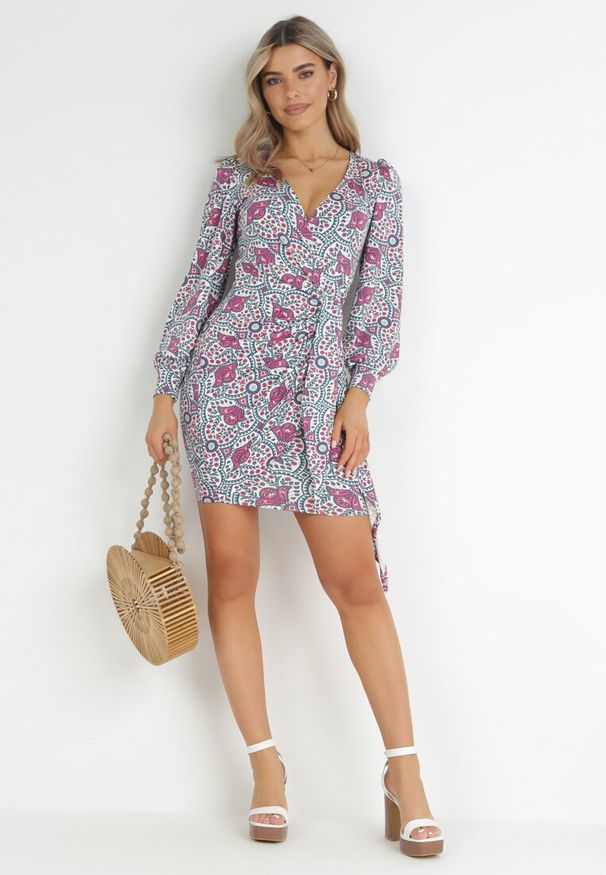 Born2be - Różowo-Fioletowa Kopertowa Sukienka z Długim Rękawem Teuila. Kolor: różowy. Materiał: tkanina. Długość rękawa: długi rękaw. Wzór: nadruk. Typ sukienki: kopertowe. Styl: elegancki. Długość: mini