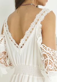 Born2be - Beżowa Sukienka Mini Hiszpanka na Ramiączkach z Koronkowymi Rękawami i Gumką w Pasie Giovati. Okazja: na co dzień. Typ kołnierza: dekolt hiszpanka. Kolor: beżowy. Materiał: koronka. Długość rękawa: na ramiączkach. Styl: casual. Długość: mini #5