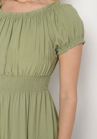 Born2be - Ciemnozielona Sukienka o Rozkloszowanym Kroju z Dekoltem Typu Łódka Miranea. Okazja: na co dzień. Kolor: zielony. Materiał: jeans. Typ sukienki: proste, rozkloszowane. Styl: casual, klasyczny #5