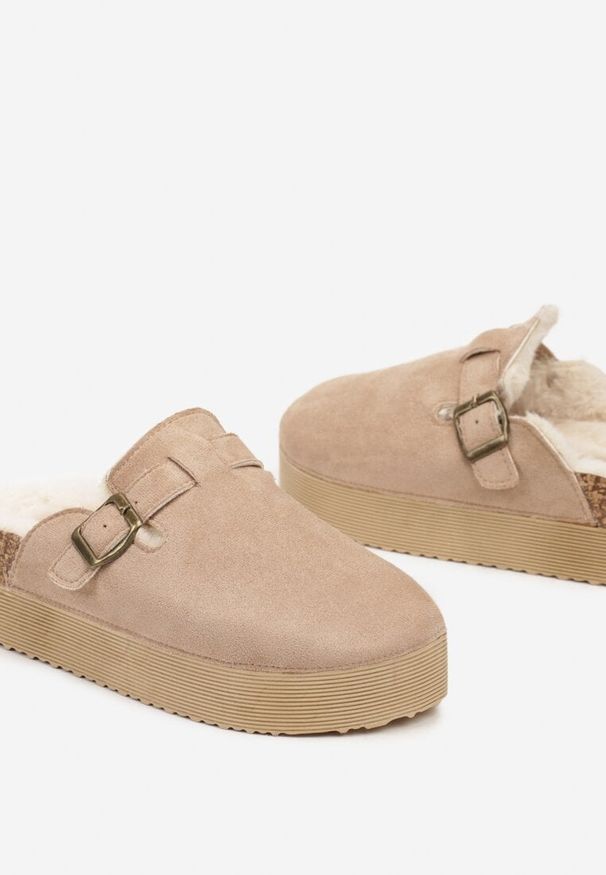 Born2be - Ciemnobeżowe Klapki na Grubej Podeszwie z Futerkiem i Klamrą Sinilith. Okazja: na co dzień. Kolor: beżowy. Materiał: futro. Styl: elegancki, casual