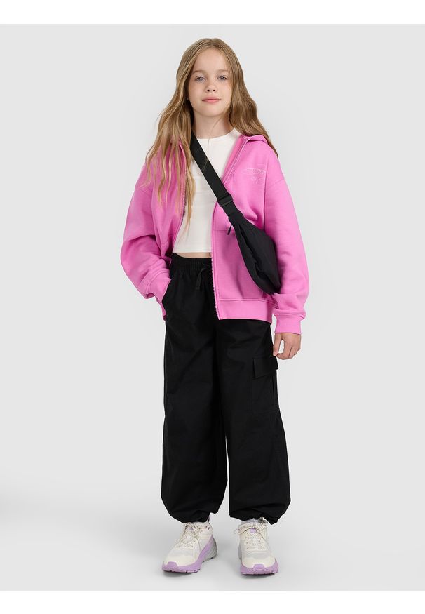 4f - 4F Bluza dresowa rozpinana z kapturem dziewczęca - różowa 146 (10-11 lat). Okazja: na co dzień. Typ kołnierza: kaptur. Kolor: różowy. Materiał: dresówka. Wzór: gładki, nadruk, ze splotem. Sezon: lato. Styl: casual, klasyczny, sportowy