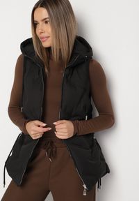 Born2be - Czarna Casualowa Kamizelka z Kapturem i Pikowanymi Przeszyciami Caletta. Okazja: na co dzień. Typ kołnierza: kaptur. Kolor: czarny. Materiał: jeans. Styl: casual #2