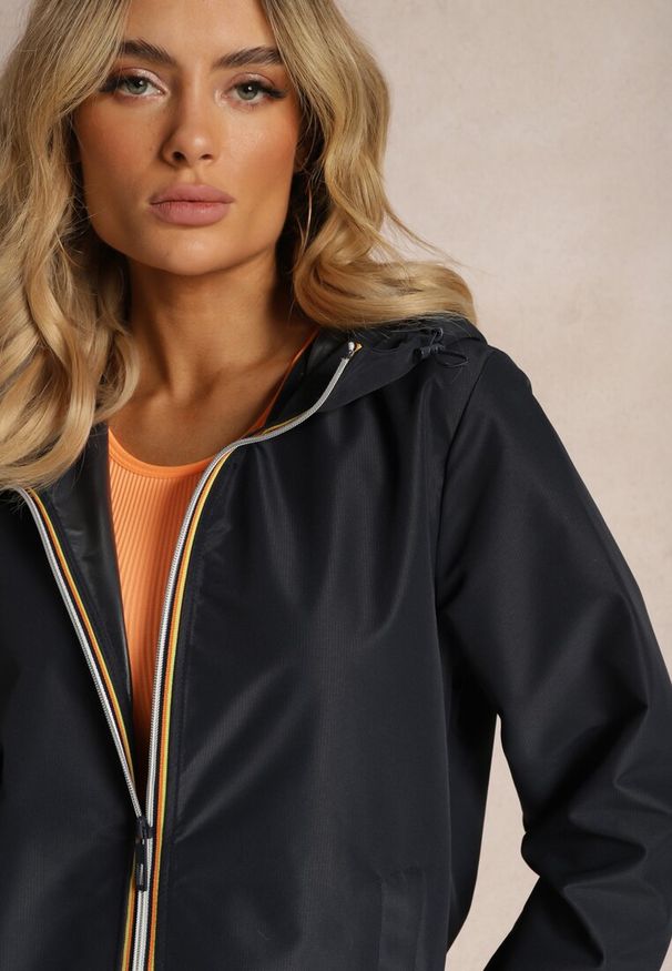 Renee - Granatowa Kurtka Długa Wiatrówka z Nieodpinanym Kapturem Liodesa. Okazja: na co dzień. Kolor: niebieski. Materiał: jeans. Długość rękawa: długi rękaw. Długość: długie. Styl: casual, elegancki, sportowy