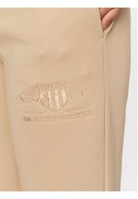 GANT - Gant Spodnie dresowe Reg Tonal Shield 4200709 Khaki Regular Fit. Kolor: brązowy. Materiał: bawełna