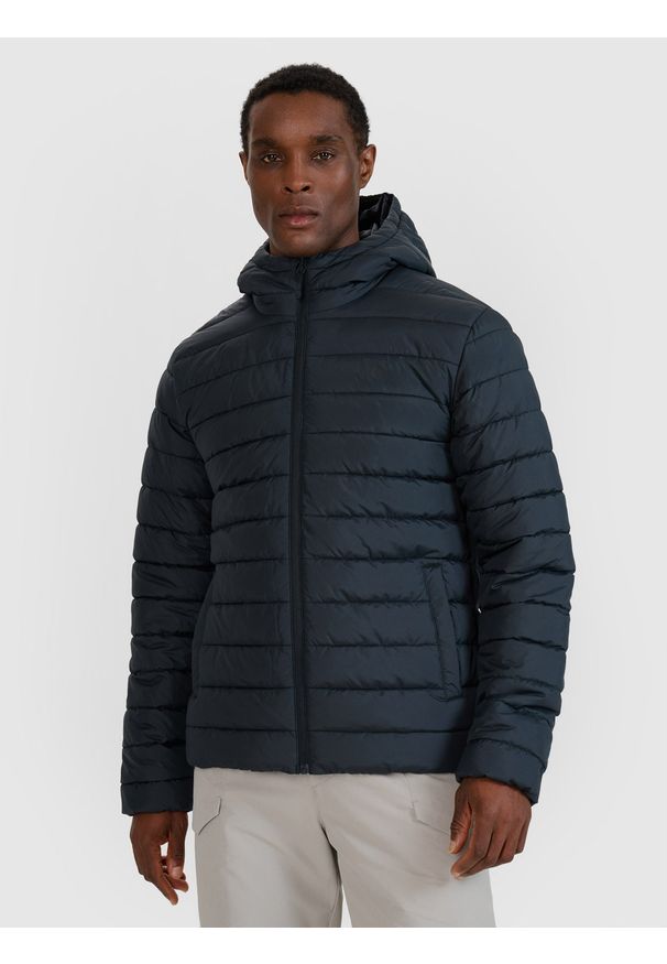4f - 4F Kurtka puchowa z wypełnieniem syntetycznym męska - czarna XXL. Okazja: na co dzień. Typ kołnierza: kaptur. Kolor: czarny. Materiał: puch, syntetyk. Długość: długie. Styl: casual, klasyczny, sportowy